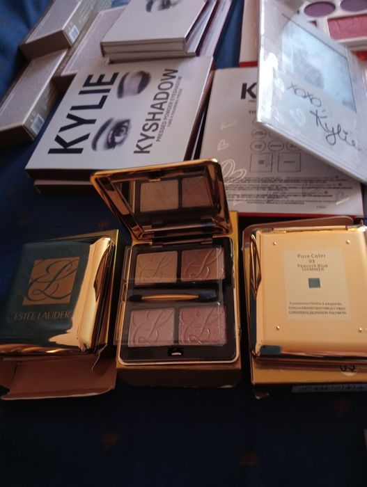 Vând palete Clarins