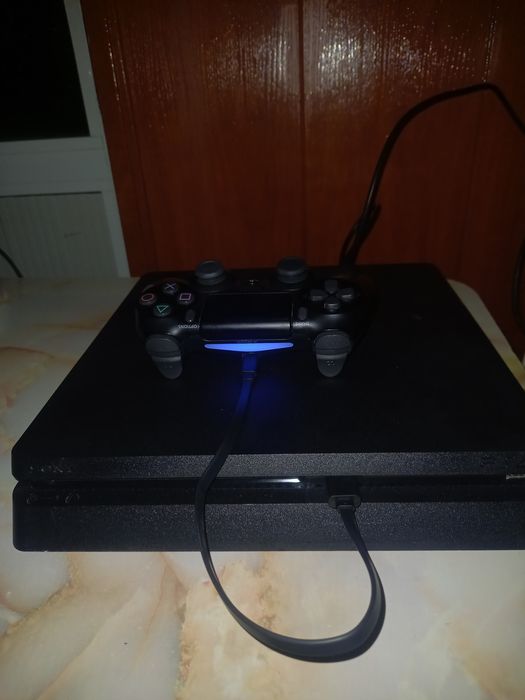 Продаю плейстейшин 4 слим с одним оригинальным  жостиком.