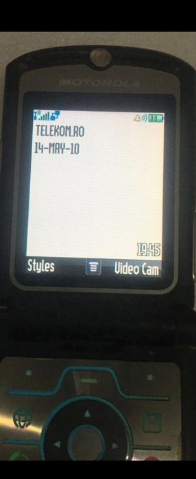 Motorola RAZR V3i + charger ( unlocked)