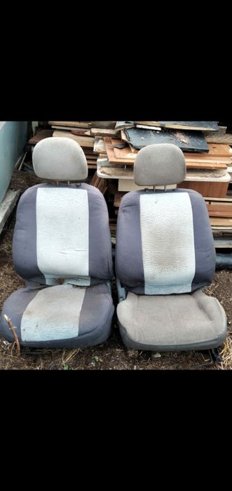 Два автомобильных кресла для иномарок