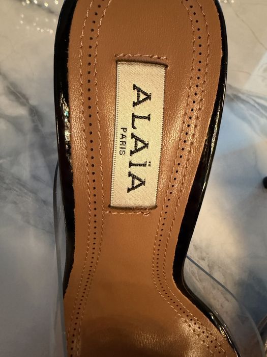 Нови обувки Alaia