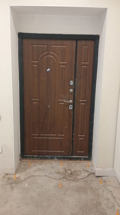 Бу 2 штук сыртқы Есік сатылады