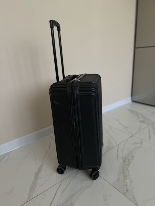 Продам новый чемодан