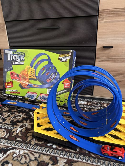 Гоночный трассы с машинкой,в отличном состояний