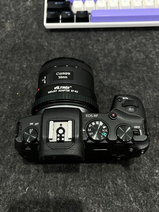 Продам Canon  eos rp с объективом 50mm