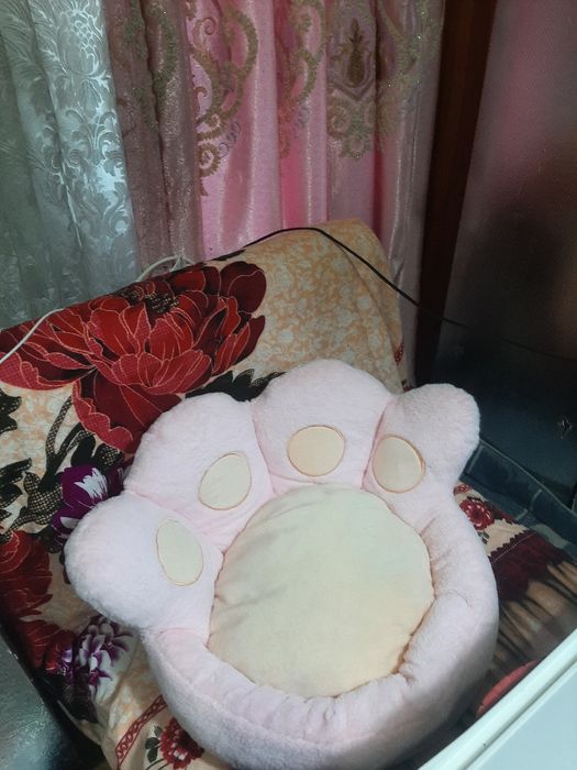 Плюшевое креслоподушка Кошачья лапка