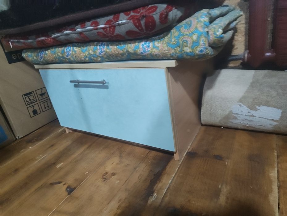 Средние тумбочки и парта