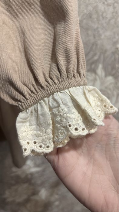 Платье бежевое нарядное на девочку