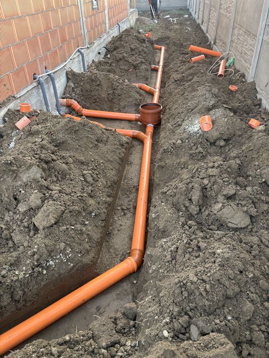 Canalizare curti sapatura si montaj tevi. Bransament apa-canal