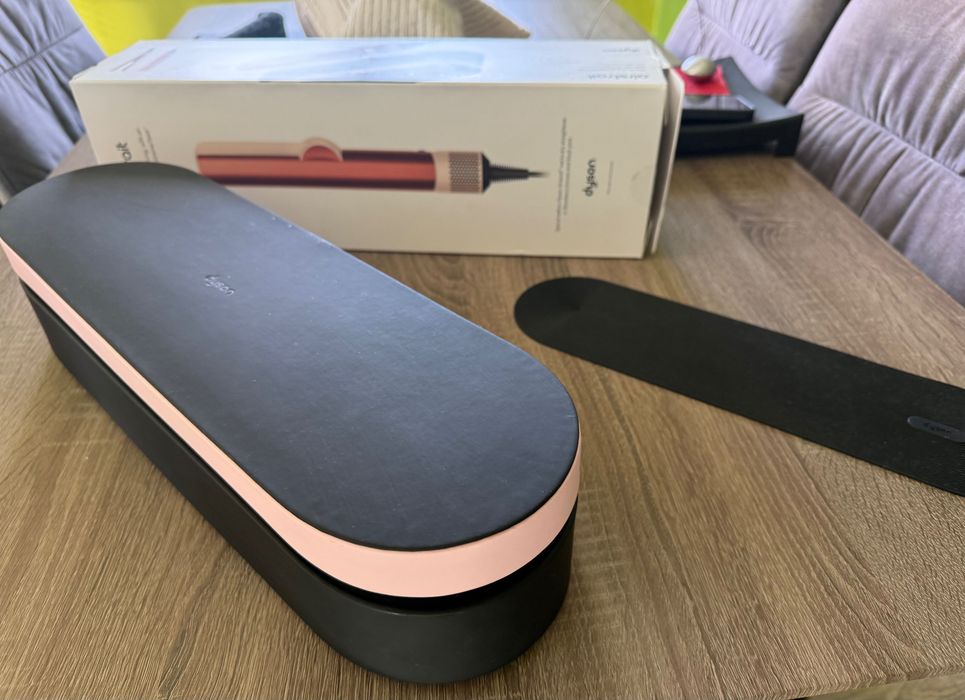 Продавам Dyson Airstrait™ Straightener (Лимитиран цвят Strawberry Bronze / Blush Pink)