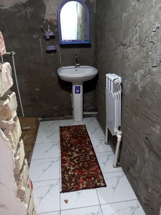 Orayliq bazarg'a jaqin jerde jay satiladi.