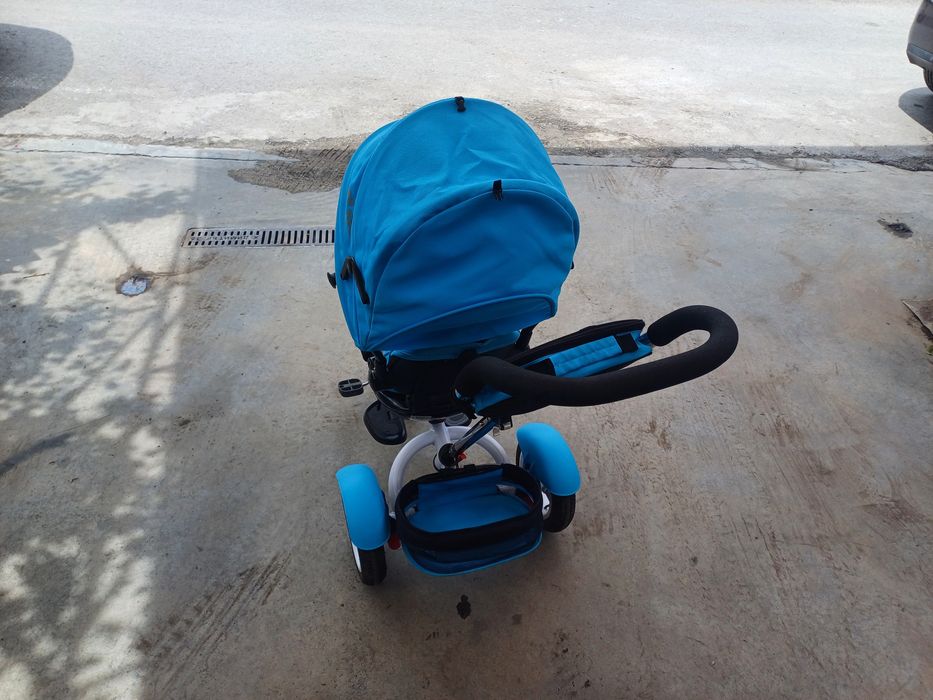 Триколка с помпещи гуми