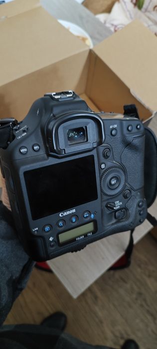 Canon EOS-1D X.         .