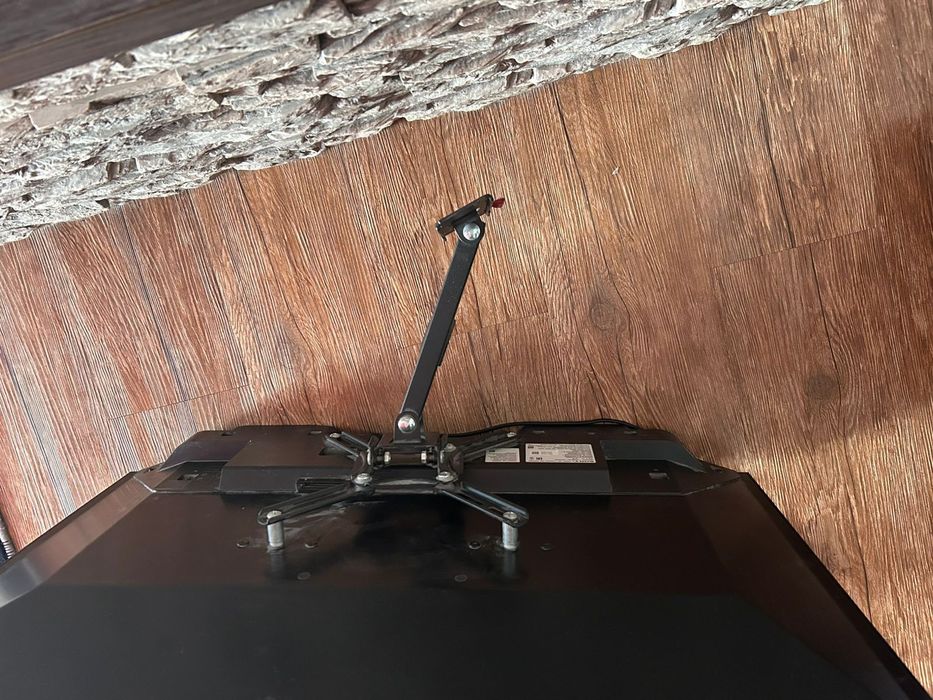 Продам телевизор с кранштейном