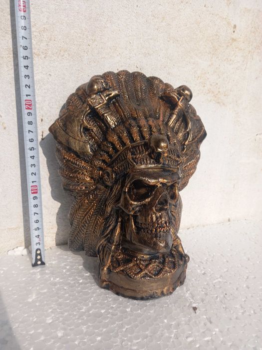 Копилка апачи. Череп с топором на голове и черепами меньшего размера