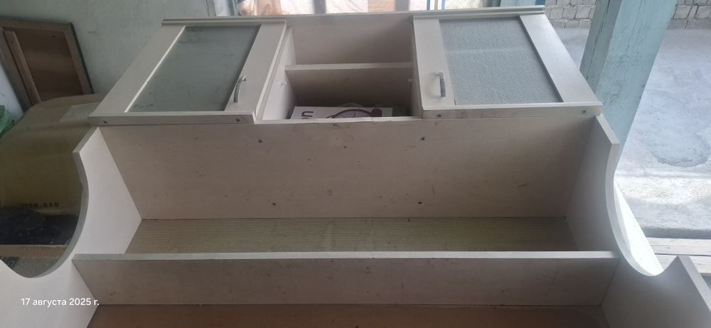 Кухонный Стол , шкаф висячий