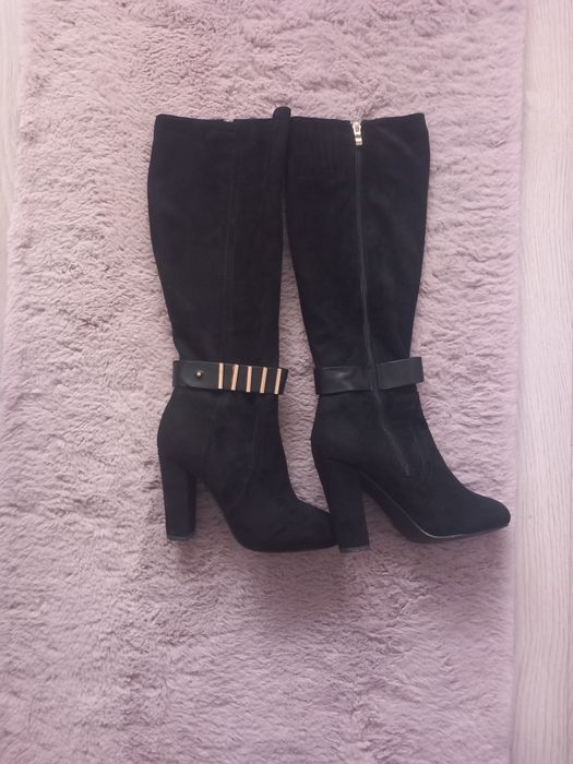 Черни велурени ботуши