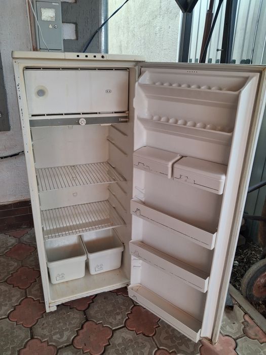 Холодильник с морозильной камерой