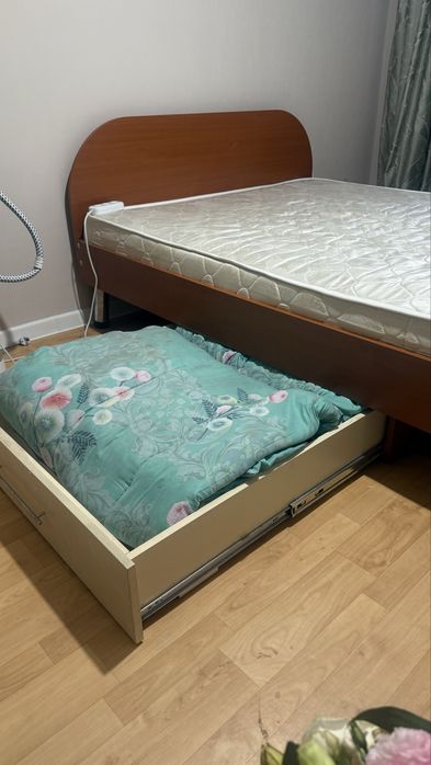 Кровать с матрасом