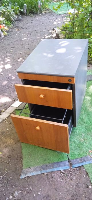 Продам стол и тумбочку