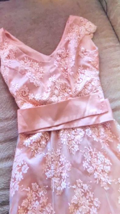 Продавам красива прасковена рокля