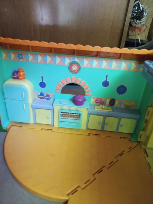 Игрушечный дом для кукол