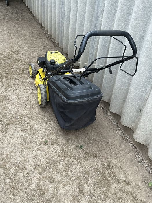 Продам газонокосилку