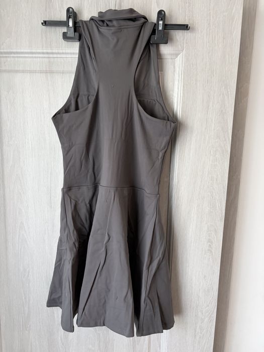 Rochie sport tenis damă Fără mâneci Croială A Plisată cu fermoar – Gri închis. Marimi disponibile M si L.