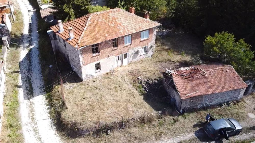 Къща в с. Равногор 200м2