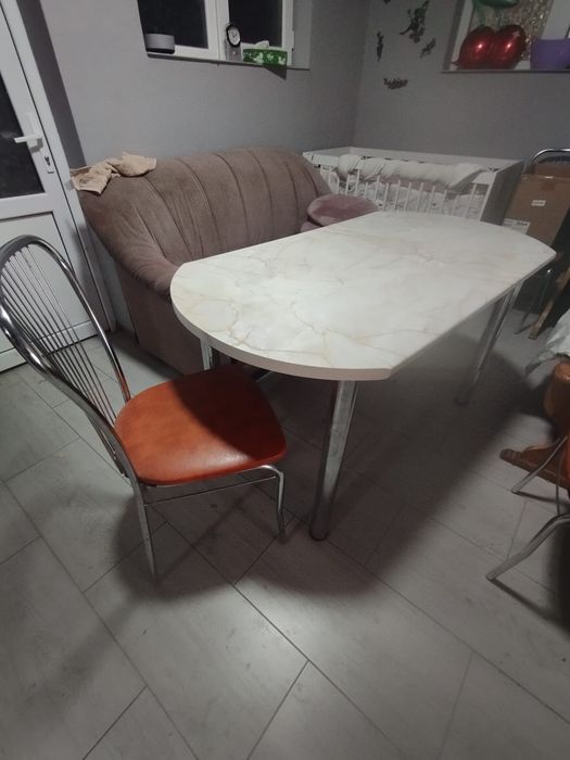 Mobila de bucatarie + masa cu 4 scaune + bar