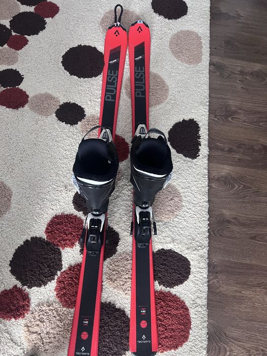 Schiuri PULSE TEAM 140 cm + clăpari –