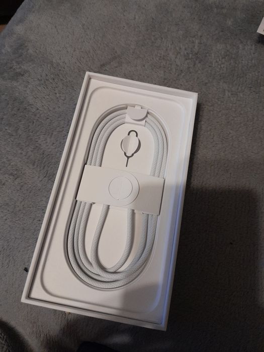 Vând iPhone 16E ca nou