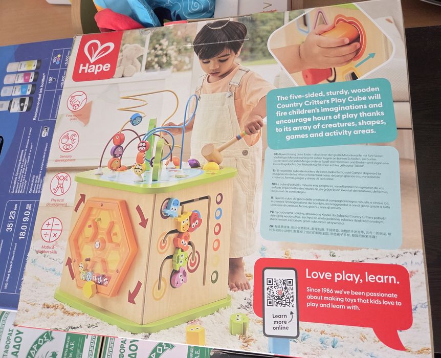 Дървен дидактически куб с активности Hape
