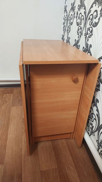 Компактный деревянный стол с дверцами