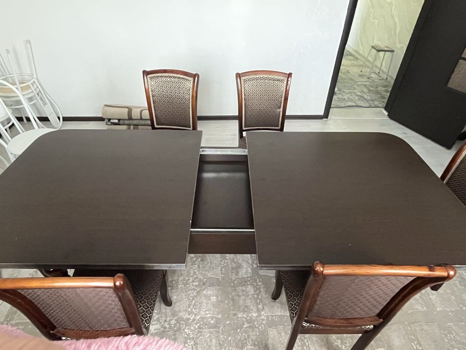 Гостевой стол со стулями и тумба