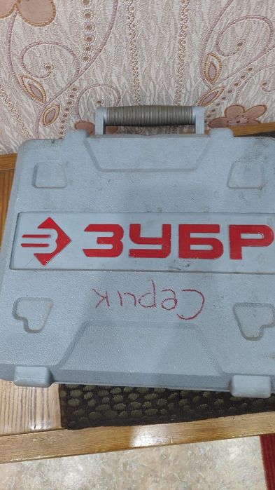 Шуруповерт б/у зубр