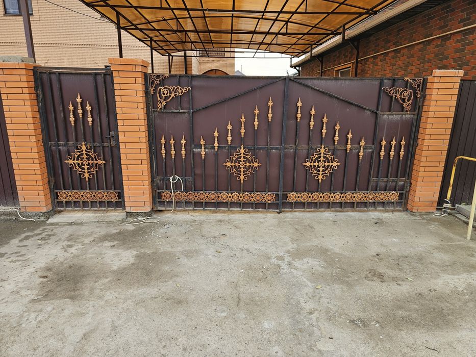 Ворота. Қақпа есігімен.