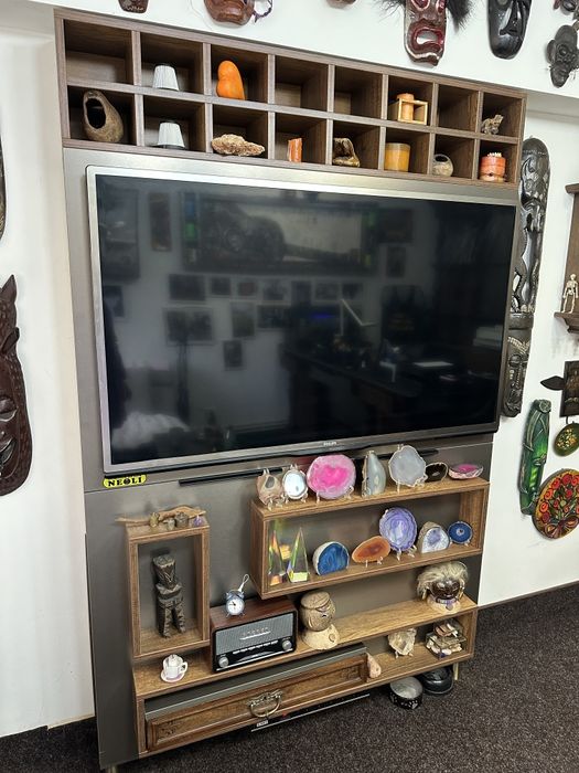 Vând mobilier rustic-modern. Vechi+nou. Combinație perfectă pentru persoane excentrice . Birou dulap  masă  suport televizor In stare foarte bună