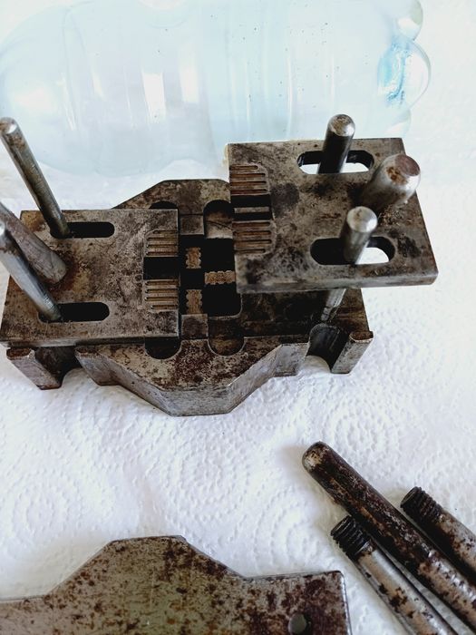 Пресформа за отливане  пластм. крепежни елементи за мебели търговско