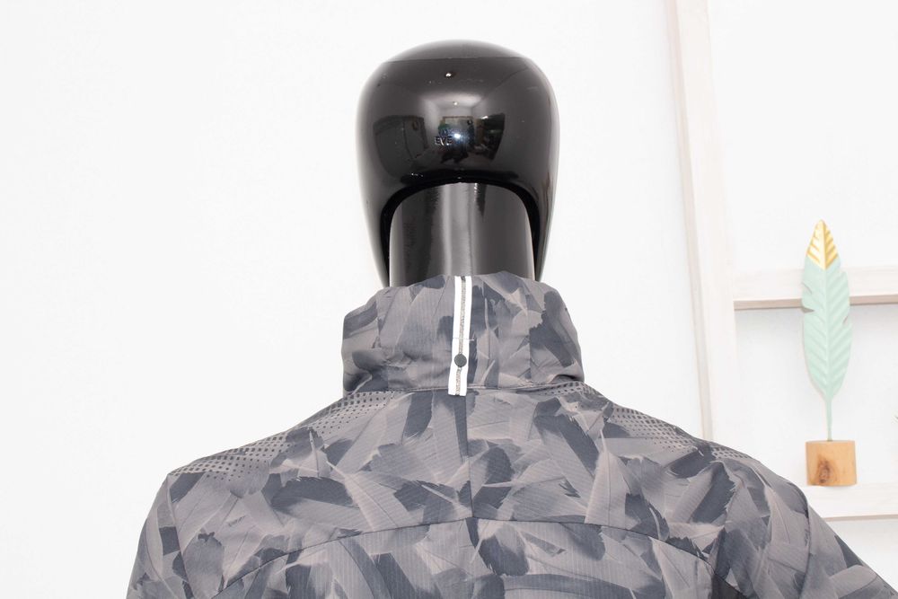 Nike оригинално дамско яке с качулка ветровка принт сиви пера бягане S