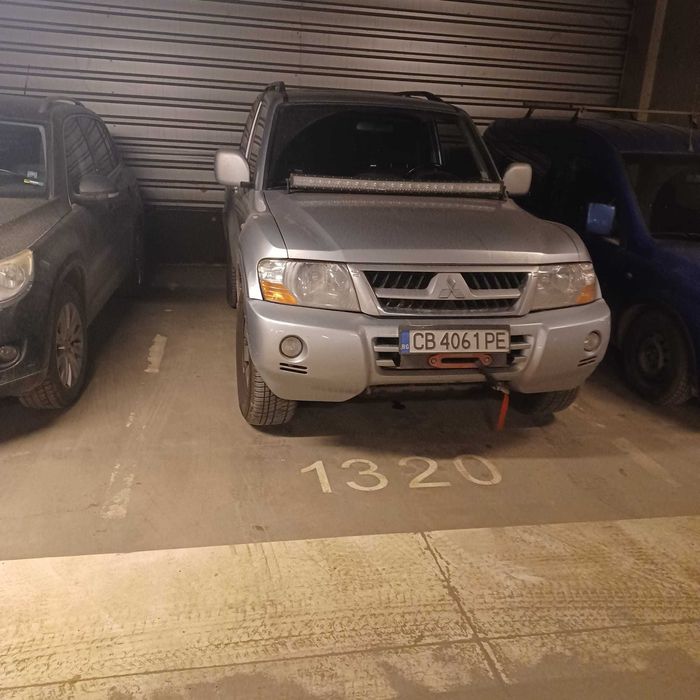 Сребрист автомобил Mitsubishi Pajero, модел от третото поколение