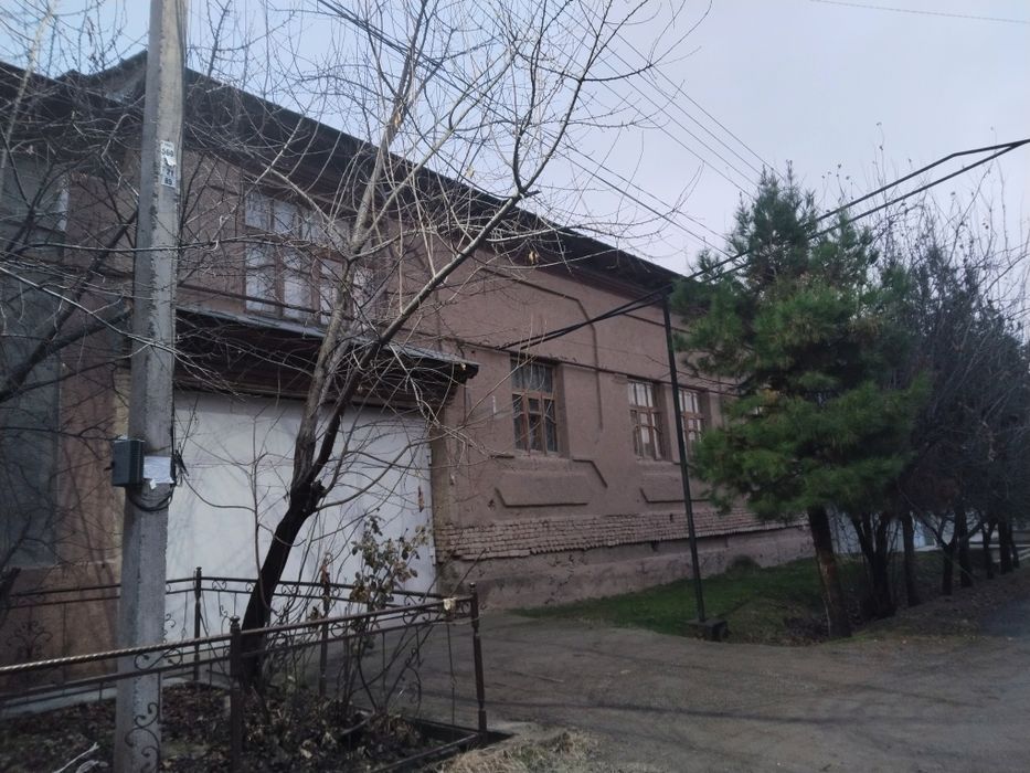 Uy sotiladi, 5 xonali, 1 ta osh xona, 1 ta terassa vanna tualer ichida