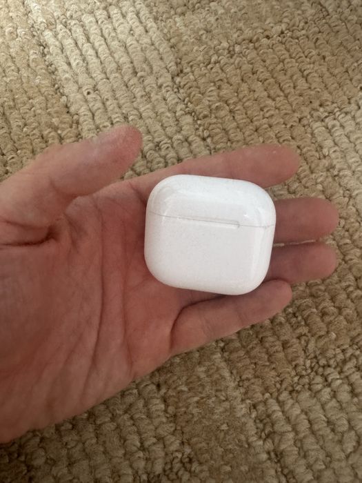Продам кейс AirPods 4