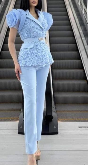 Костюм с 3Д цветя