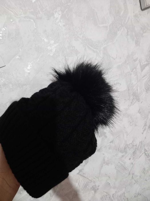 Дамска зимна шапка с топла подплата и пух