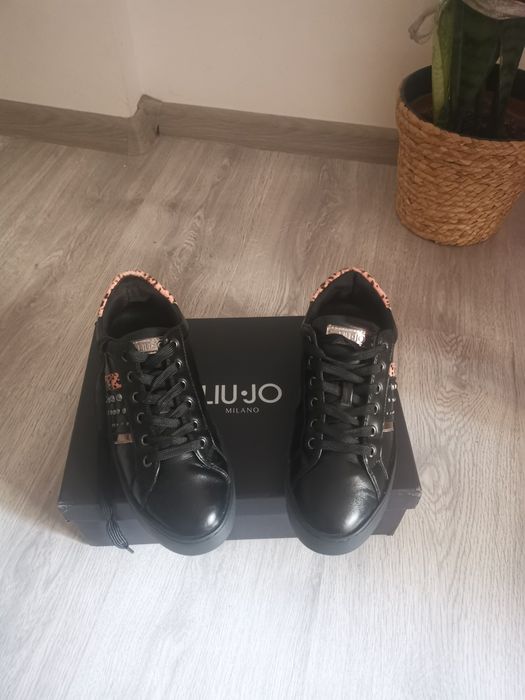 Vând pantofi sport  Liu Jo