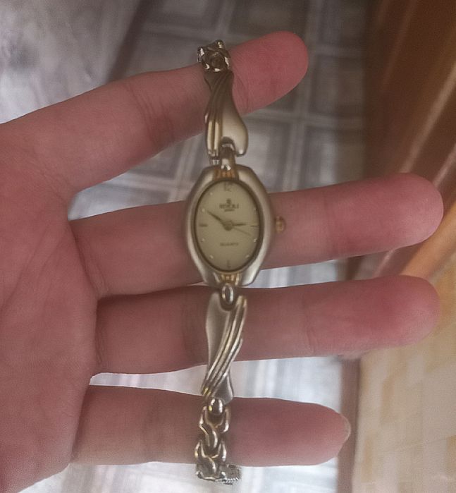 Продаются женские часы