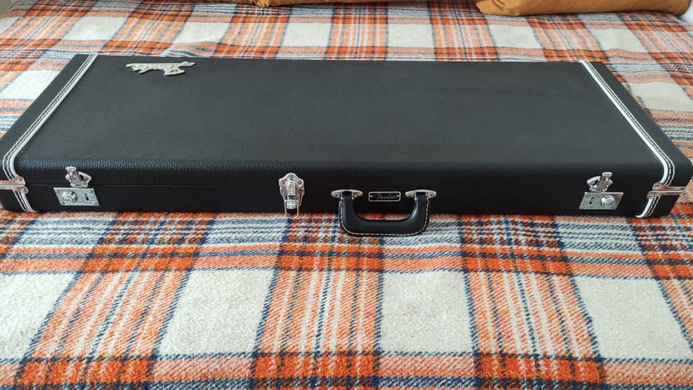 Куфар за електрическа китара Fender Classic Series Strat/Tele
