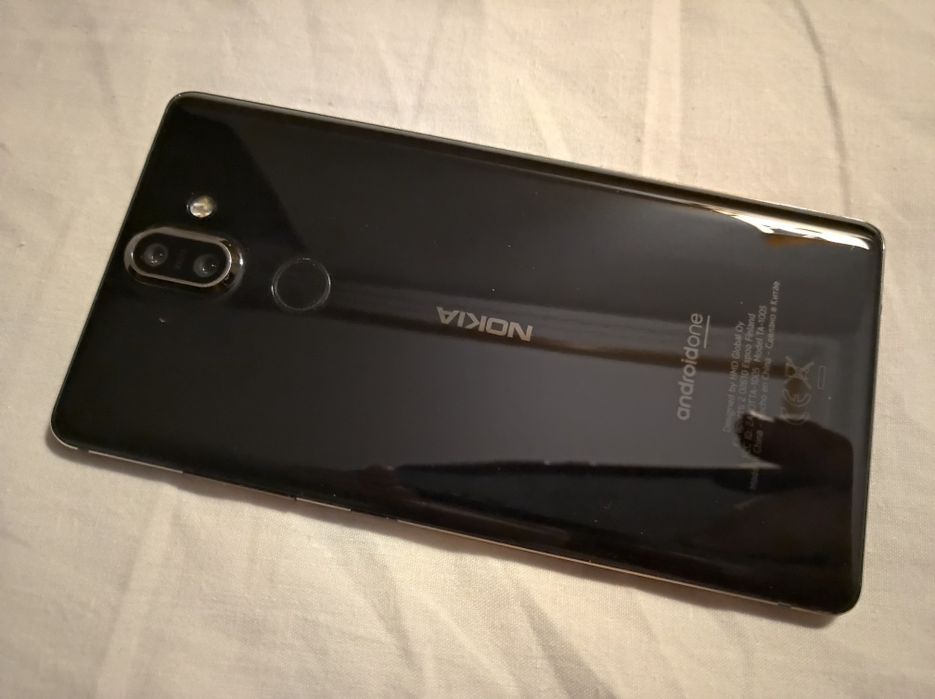 Nokia 8 Sirocco cu ecran crăpat ușor