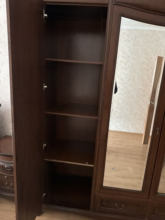 Шкаф деревянный.